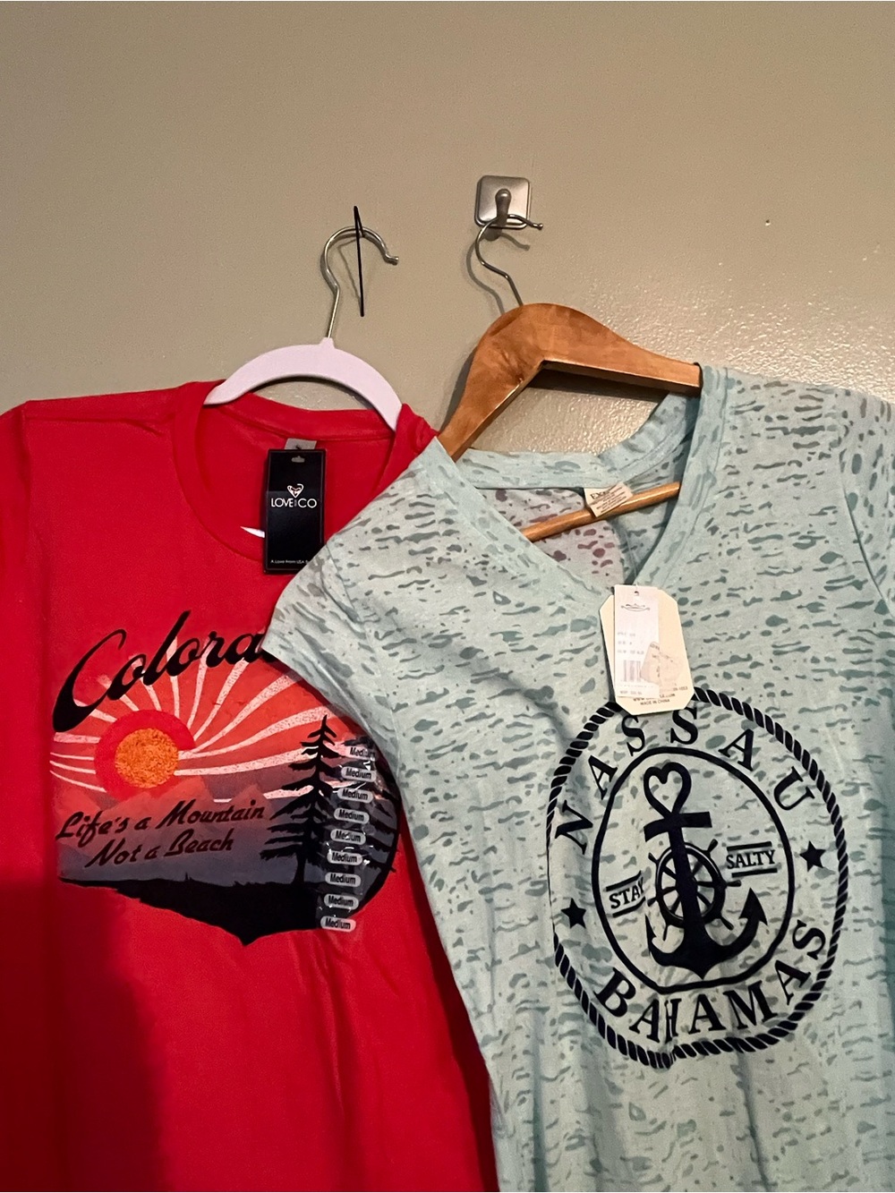 Red Colorado Graphic Tee & Light Blue Nassau Bahamas V‑Neck Tee Lot Of Two M New - Picture 2 of 11